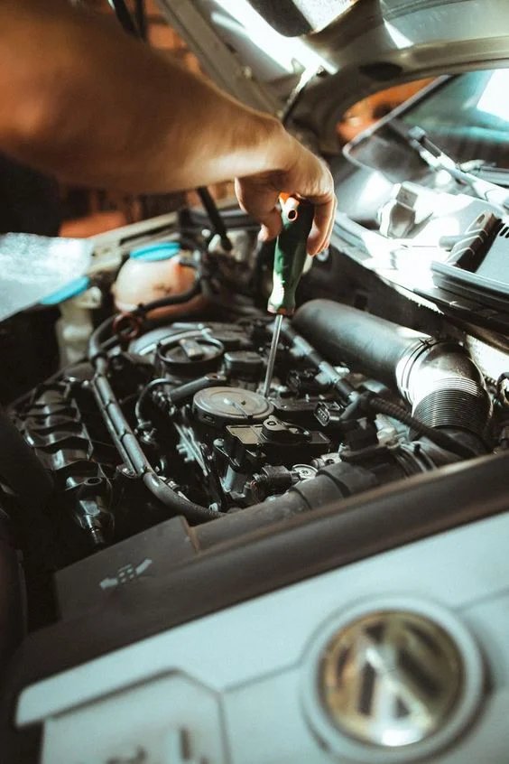 Profissional trabalhando no motor de um veículo